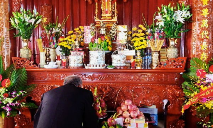 Văn khấn mùng 1 tháng 7 năm Giáp Thìn cúng thần linh và gia tiên