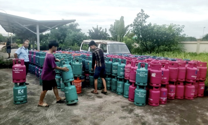 Bắt quả tang cơ sở san chiết gas trái phép ở Hà Nội