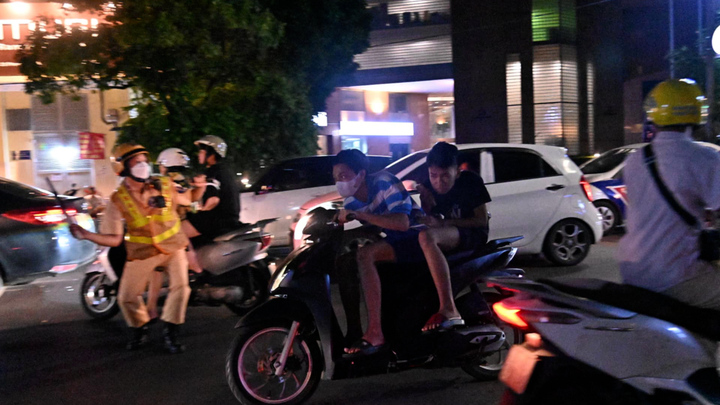 'Quái xế đầu trần' lạng lách, 'thông chốt' 141 ở Hà Nội