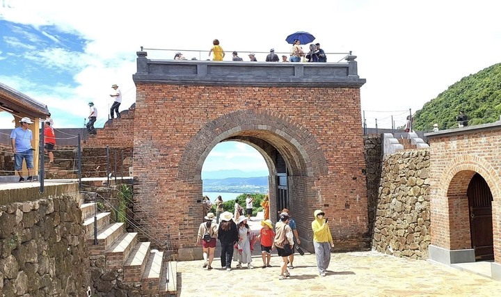 Gần 9.000 lượt khách thăm 'Thiên hạ đệ nhất hùng quan' sau 3 ngày mở cửa