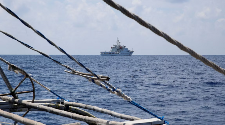 Hải cảnh Trung Quốc giám sát tàu tuần tra Philippines ở bãi cạn Sabina