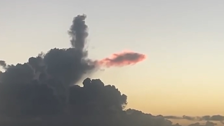 Độc đáo khoảnh khắc 'cá chép vượt mây' tại Thái Bình 