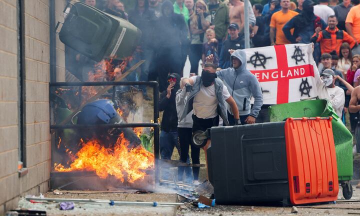 Bạo loạn khắp nước Anh, tân Thủ tướng ra tuyên bố rắn