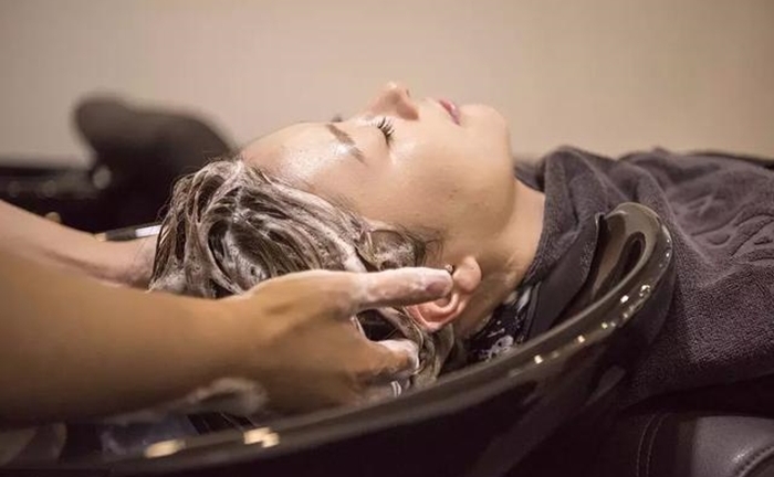 Người trung niên và cao tuổi cần ghi nhớ 6 điều này khi gội đầu