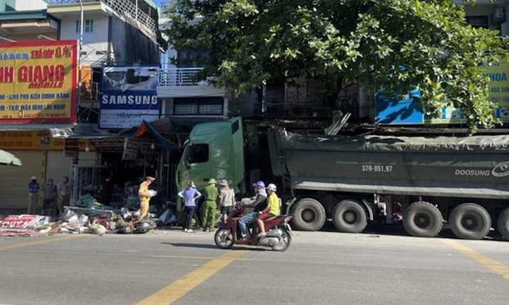Ô tô tông xe máy rồi lao vào dãy ki-ốt khiến 3 người thương vong ở Nghệ An