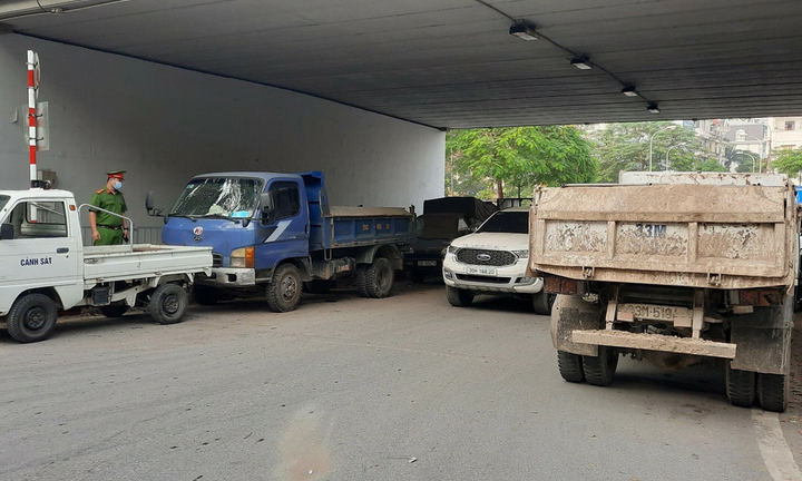 Đỗ xe ô tô dưới gầm cầu vượt bị phạt bao nhiêu tiền?