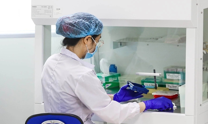 Bị vợ lừa suốt 10 năm, thầy giáo bật khóc ngay trong phòng xét nghiệm ADN