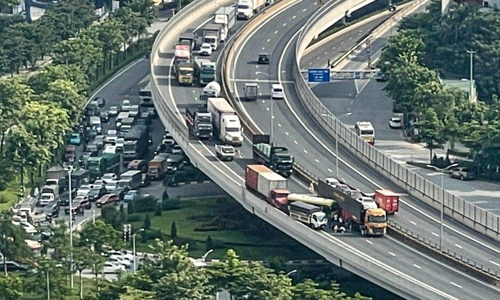 5 ô tô tông liên hoàn trên đường Vành đai 3, giao thông tê liệt