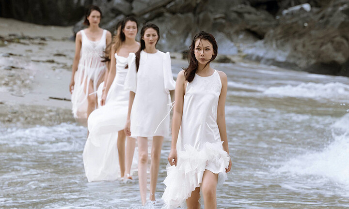 NTK Cao Minh Tiến biến bờ biển thành sàn diễn thời trang