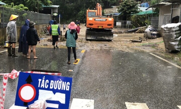 Mưa lớn gây sạt lở ở Điện Biên, nhiều hộ dân phải sơ tán