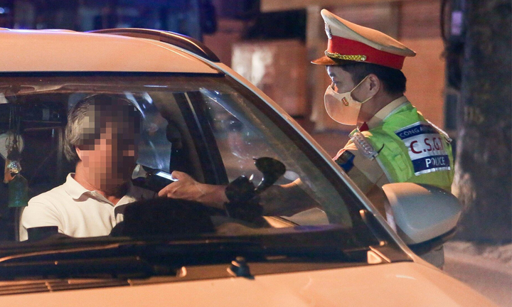 Hà Nội muốn người dân giám sát cán bộ vi phạm nồng độ cồn, chống đối CSGT