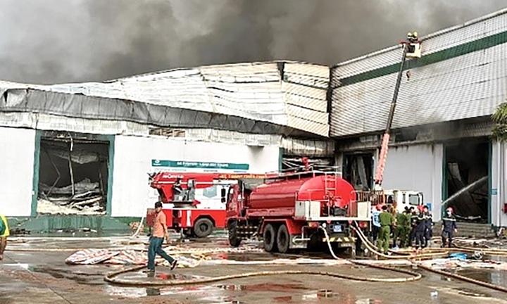 Cháy lớn tại xưởng chế biến hạt điều ở Bình Phước