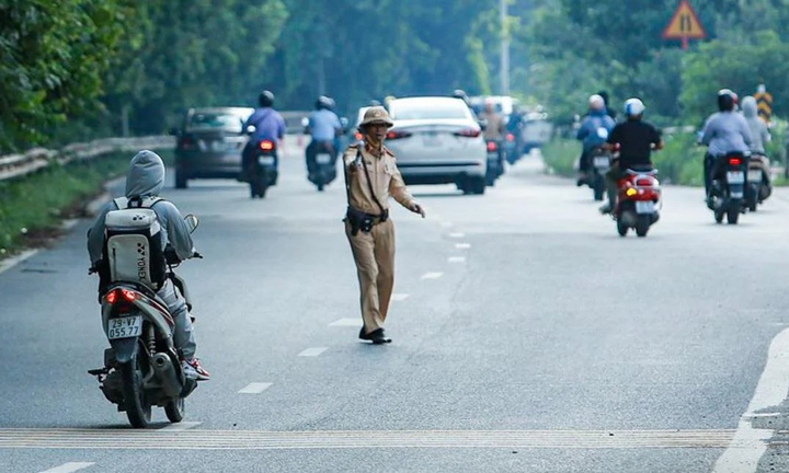 Cố tình đi xe máy vào cao tốc Đại lộ Thăng Long, tài xế bao biện 'vội đi làm'