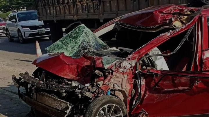  Xe 4 chỗ vượt ẩu, lấn làn, đâm trực diện xe tải 