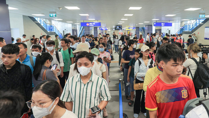 Người dân Thủ đô xếp hàng trải nghiệm tuyến đường sắt đô thị Nhổn - Ga Hà Nội
