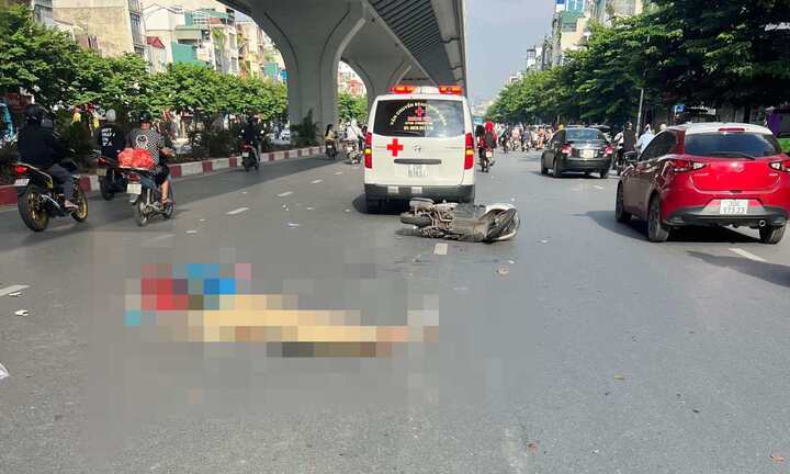 Xe máy kẹp ba tông chết người đi bộ sang đường