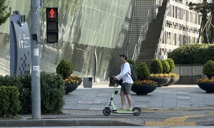 Băng quái xế học trò Hàn Quốc đua xe đạp điện náo loạn vỉa hè, cảnh sát bất lực