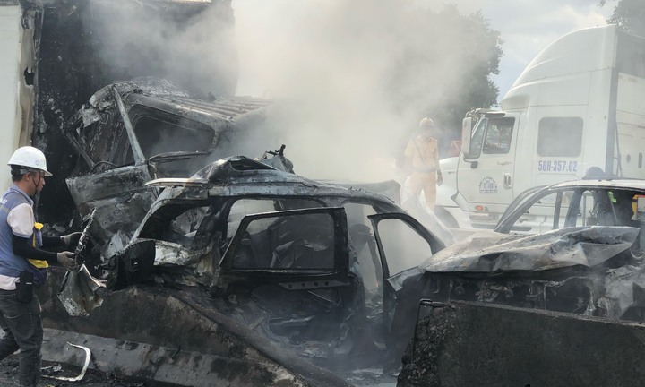 Tông xe liên hoàn trên cầu Phú Mỹ, ô tô bốc cháy 