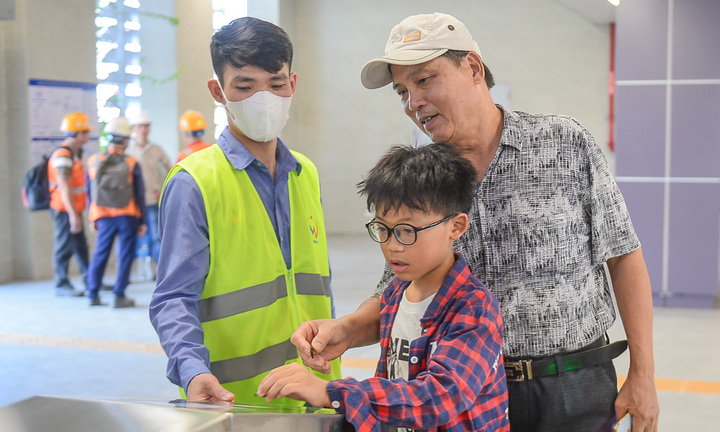 Hành khách háo hức trải nghiệm miễn phí tàu Nhổn - Ga Hà Nội