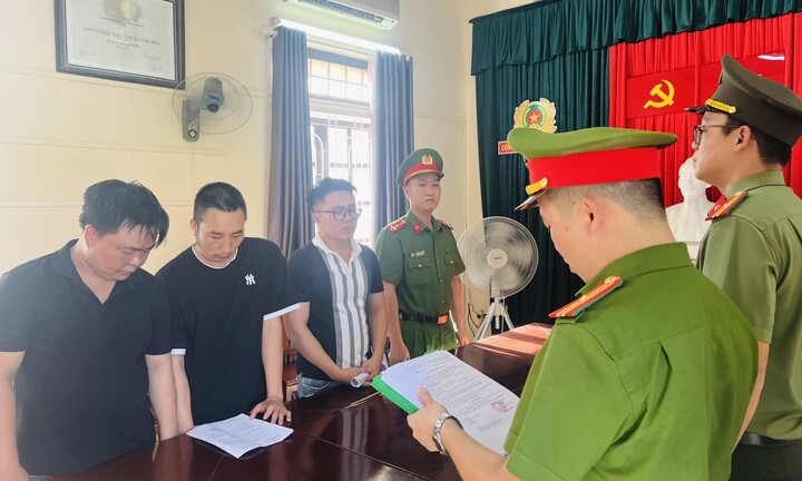 Bắt ba gã đàn ông làm giả chứng minh thư, lập tài khoản ngân hàng bán kiếm tiền