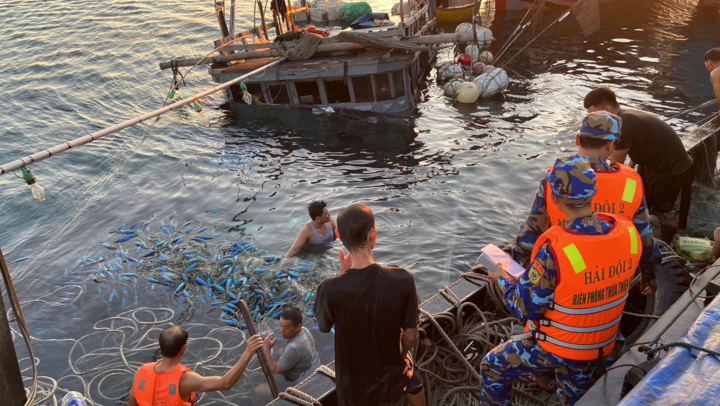 Tàu cá chìm trên vùng biển Thừa Thiên-Huế, 11 thuyền viên được cứu sống