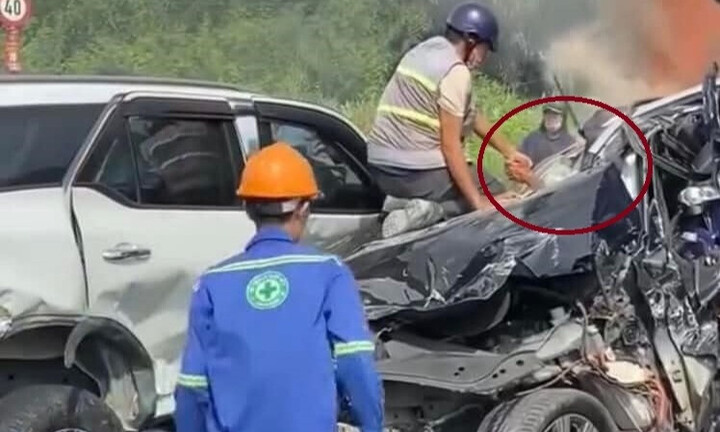 Nhóm 'người hùng' cứu tài xế kẹt trong ô tô bị biến dạng trước khi lửa lan đến