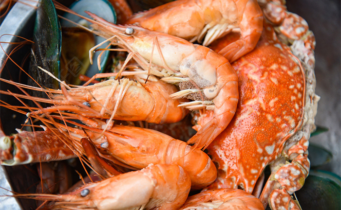 Khi hấp hải sản nên dùng nước sôi hay nước lạnh?