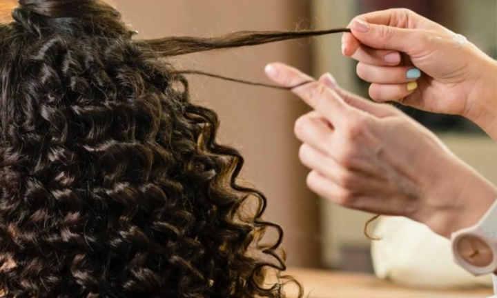 Tóc xoăn nên chọn uốn nóng hay uốn lạnh?