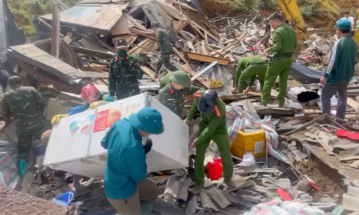 Hiện trường nửa quả đồi sạt lở vùi lấp homestay không phép ở Sơn La