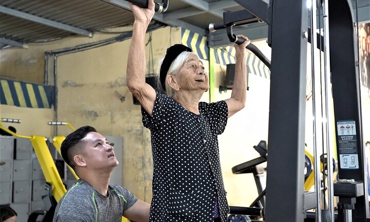 Gặp bà cụ 96 tuổi thích tập gym, ăn bánh tráng trộn ở Hà Tĩnh