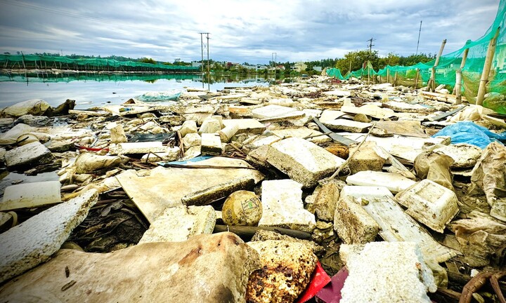 Rác thải trôi nổi bồng bềnh, phủ kín sông Châu Me Đông ở Quảng Ngãi