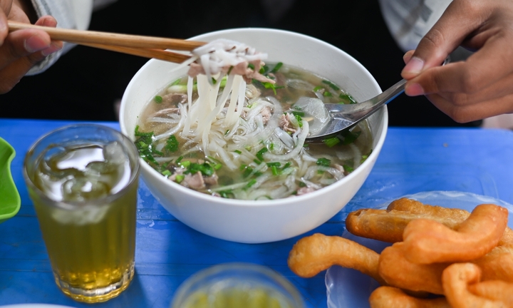 Ăn phở, uống trà đá cùng lúc có tốt?