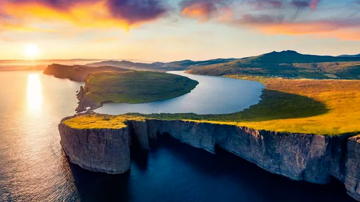 Hồ nước 'ảo ảnh', lơ lửng giữa đại dương