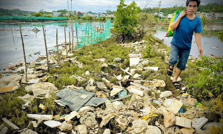 Rác thải trôi nổi, phủ kín sông Châu Me Đông ở Quảng Ngãi