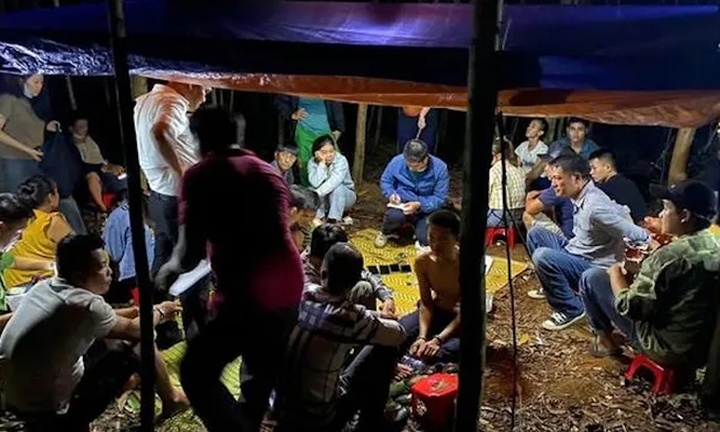 Bắt nhóm người dựng lán giữa rừng tràm để đánh bạc