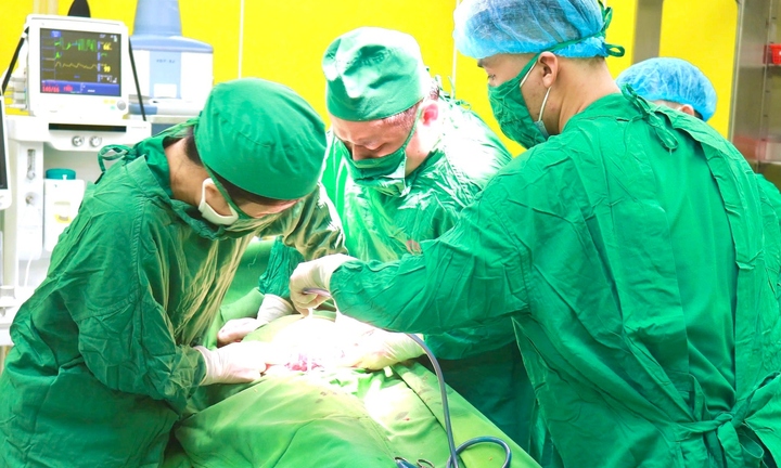 Dây rốn quấn quanh người bé gái khi chào đời