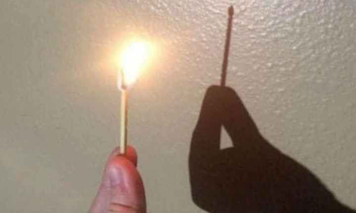 Vì sao ngọn lửa que diêm cháy không có bóng in lên tường?