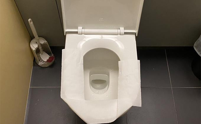 Có cần lót giấy vệ sinh lên bồn cầu công cộng?