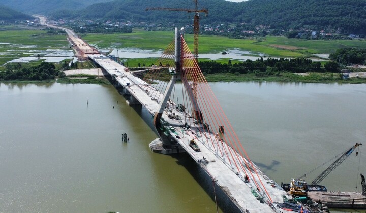 Ngắm cây cầu dây văng lớn nhất tỉnh Bắc Giang trước ngày thông xe