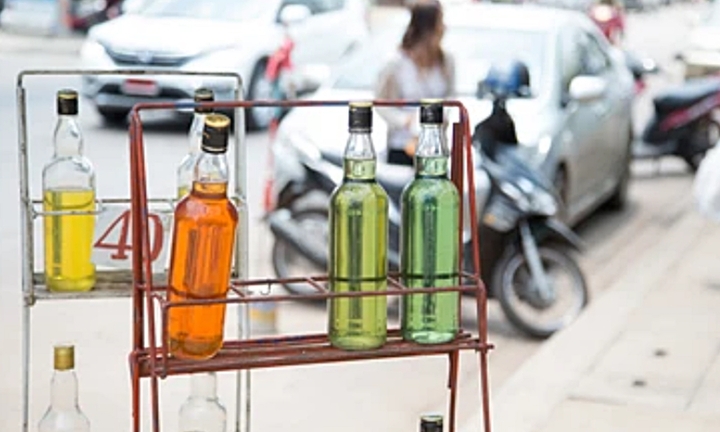 Bé gái 4 tháng tuổi suýt chết vì uống xăng do bố mẹ mâu thuẫn