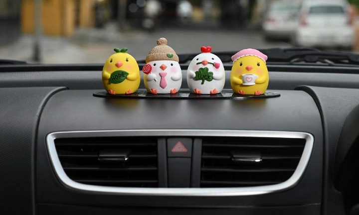 Có nên cấm để đồ trang trí trên táp lô ô tô?