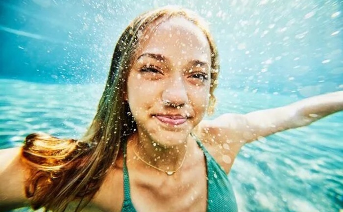 Xuống bể bơi, cô gái sốc khi tóc bỗng hóa xanh: 'Thủ phạm' bất ngờ