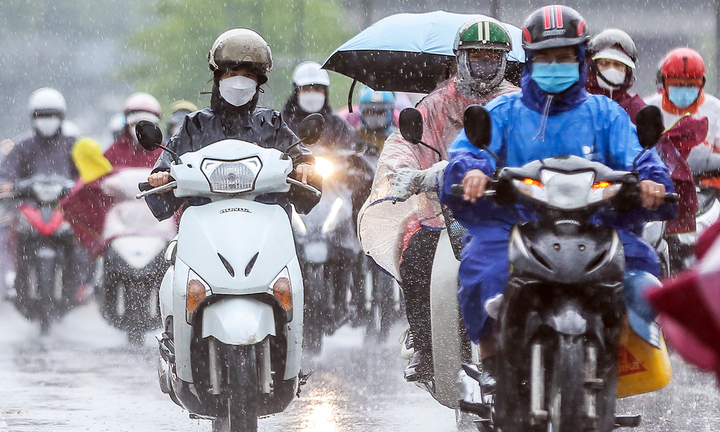 Dự báo thời tiết ngày mai 15/8: Bắc Bộ mưa rào, đề phòng dông lốc