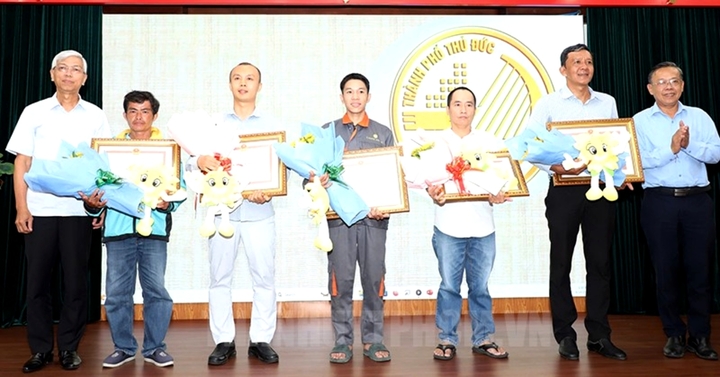 Khen thưởng 5 người hùng cứu tài xế trong vụ tai nạn trên cầu Phú Mỹ, TP.HCM