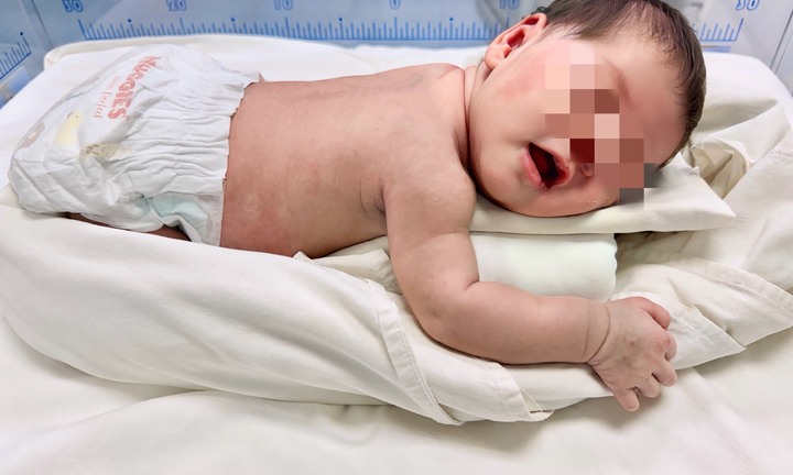 Bé sơ sinh bị bỏ rơi đã được nhận nuôi