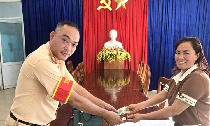 Nhặt được túi xách chứa nhiều tài sản, 2 bạn trẻ nhờ công an trả lại người mất