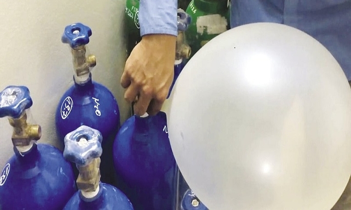 Hít 15 quả bóng cười, cô gái 16 tuổi bị liệt 2 chân