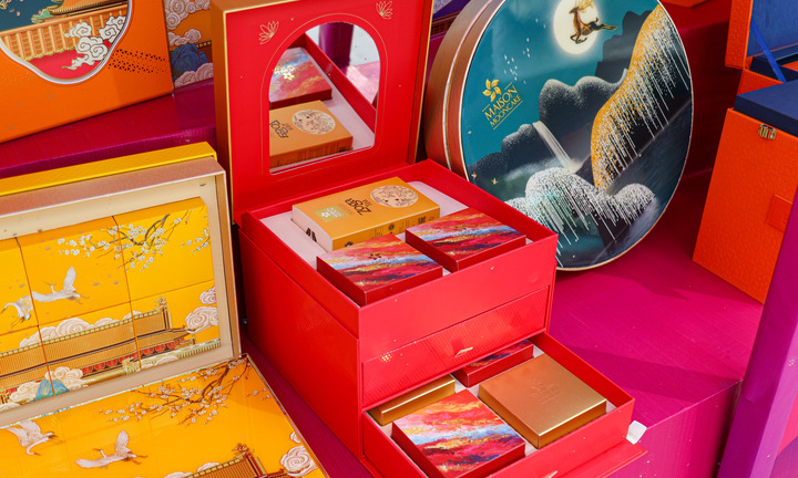 Bánh trung thu tiền triệu bủa vây thị trường, người mua choáng ngợp