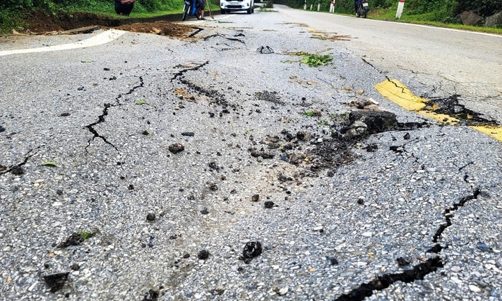 Quốc lộ 217 ở Thanh Hóa nứt toác sau trận mưa lớn