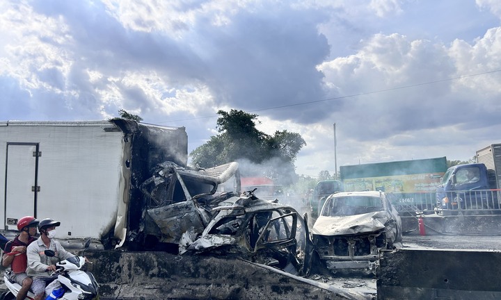 Xe tải tông liên hoàn 8 ô tô ở cầu Phú Mỹ chở quá tải trọng 